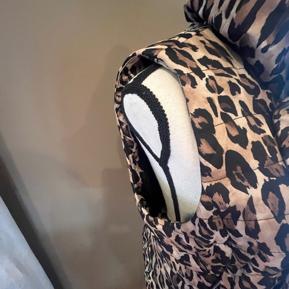 White House Black Market Animal Print puffy vest, zip up, Size Medium - Picture 5 of 13